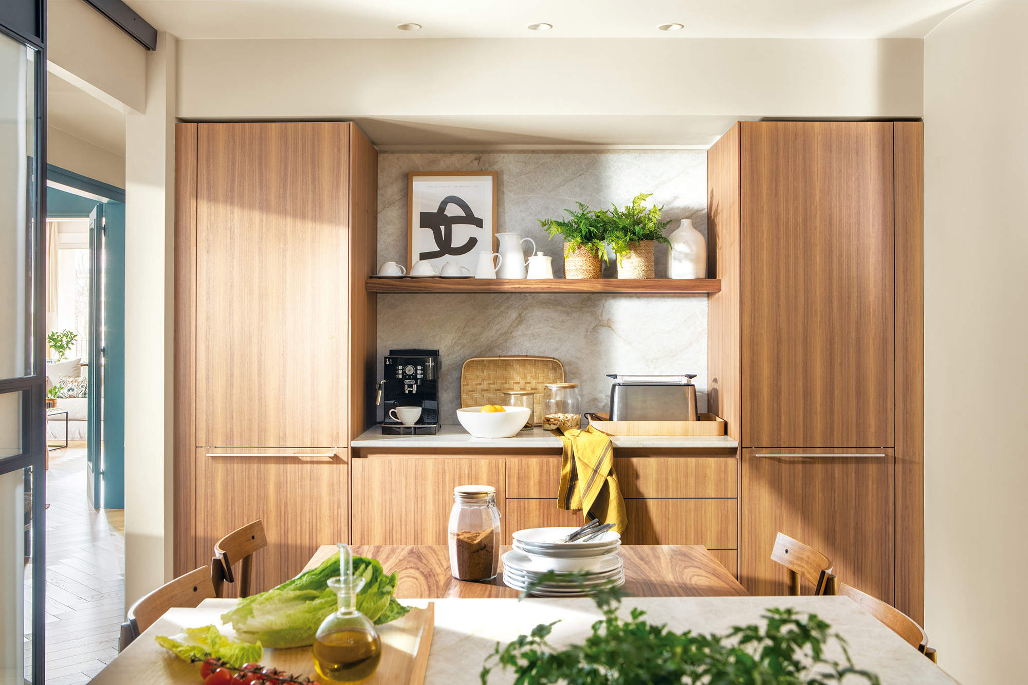 Cocina con muebles de madera