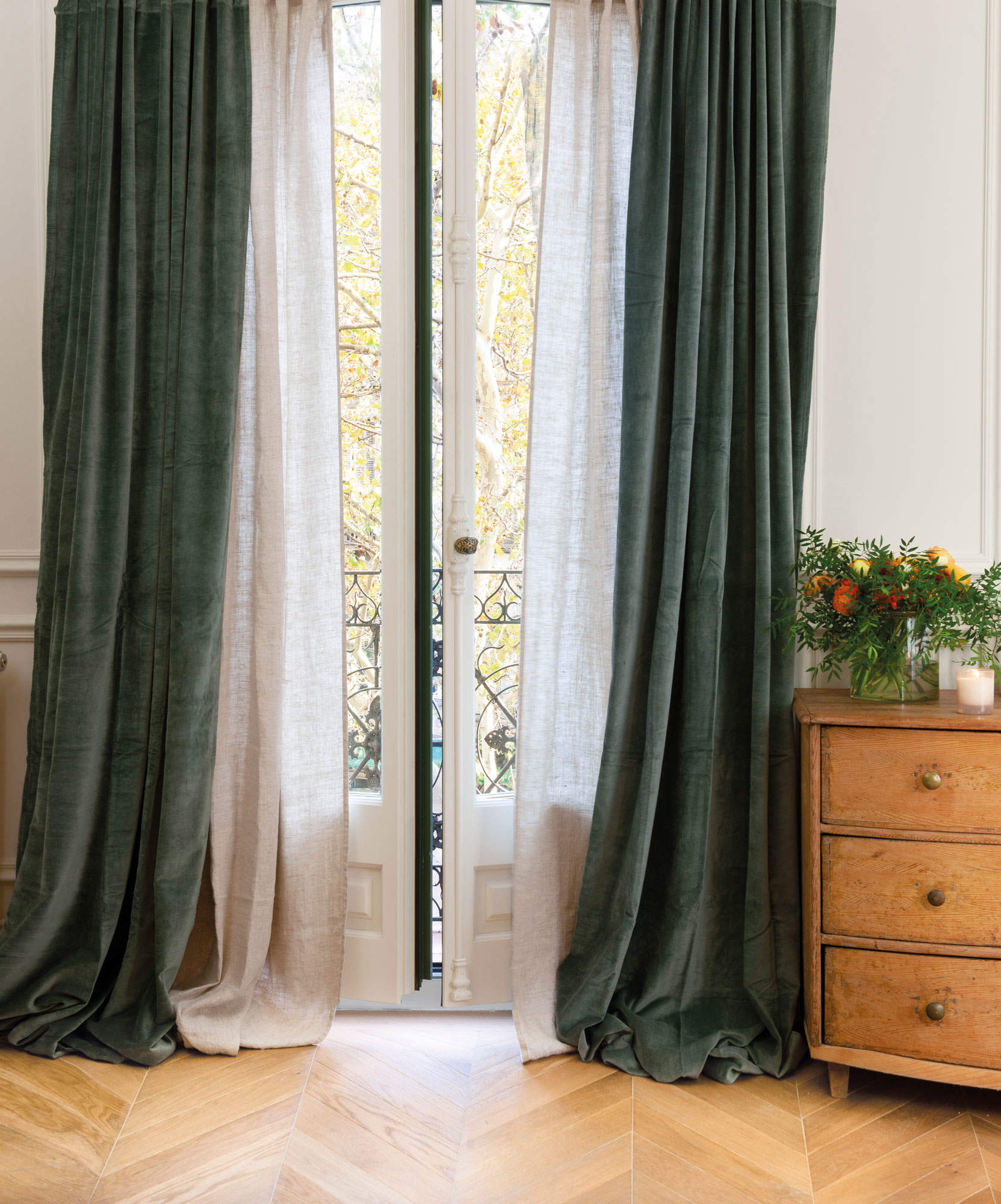 Detalle de cortinas en verde y beige.