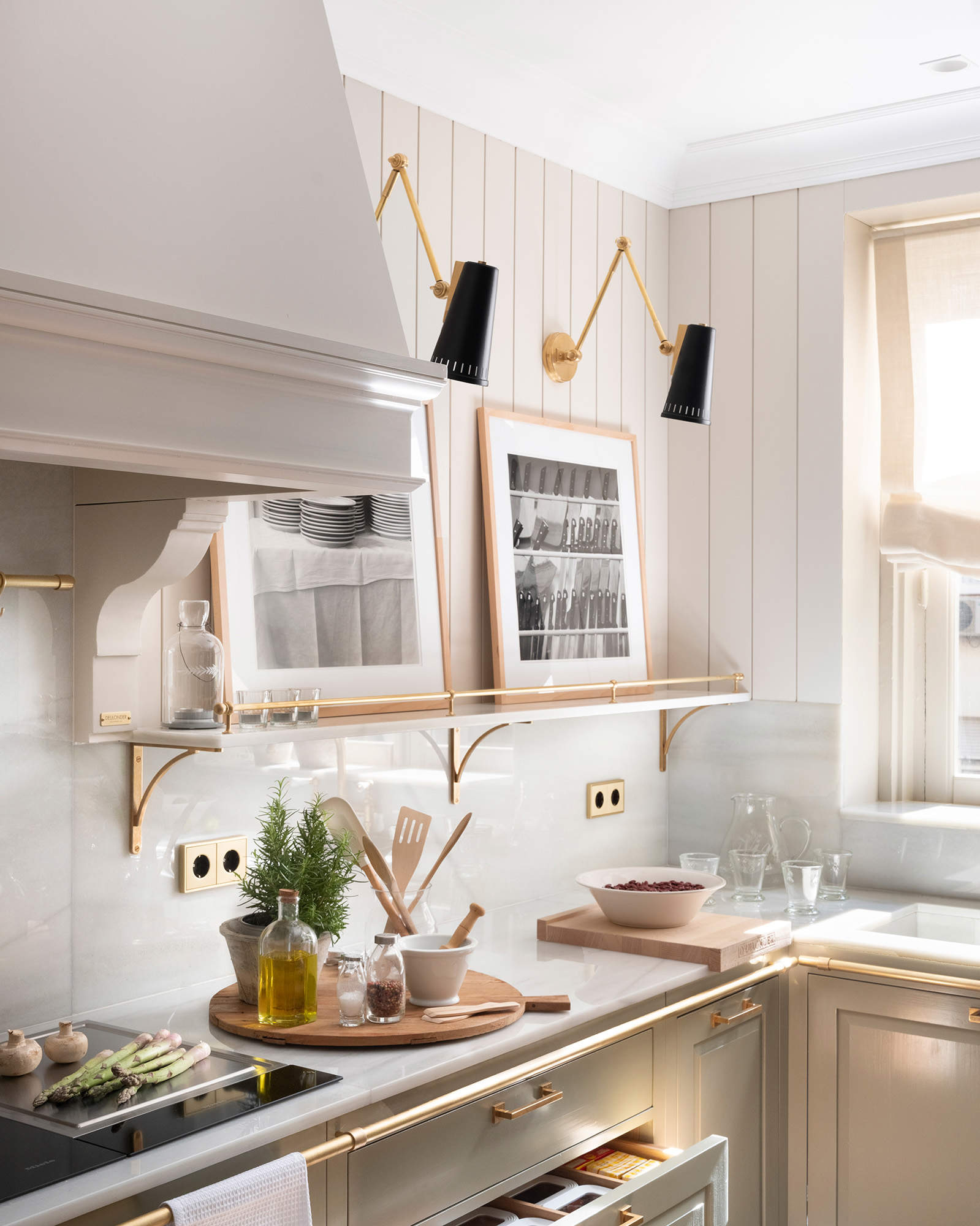 Detalle de la cocina con cuadros en una balda