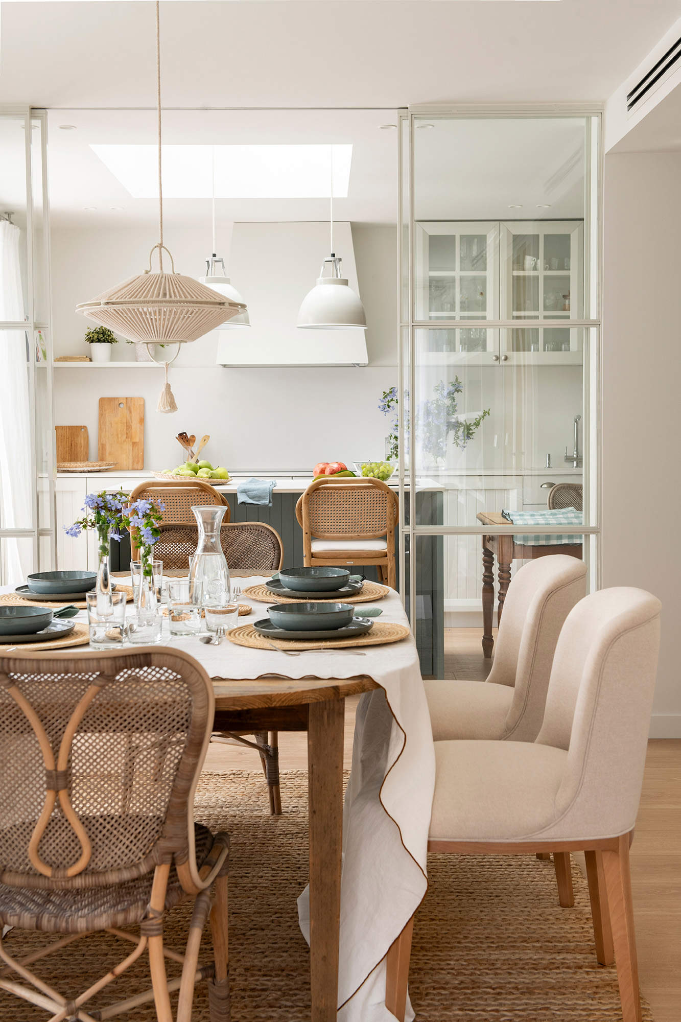 Cerramiento de cristal con puerta correderra en la cocina