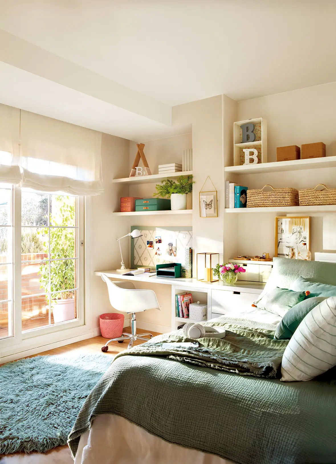 Habitación infantil con zona de escritorio.