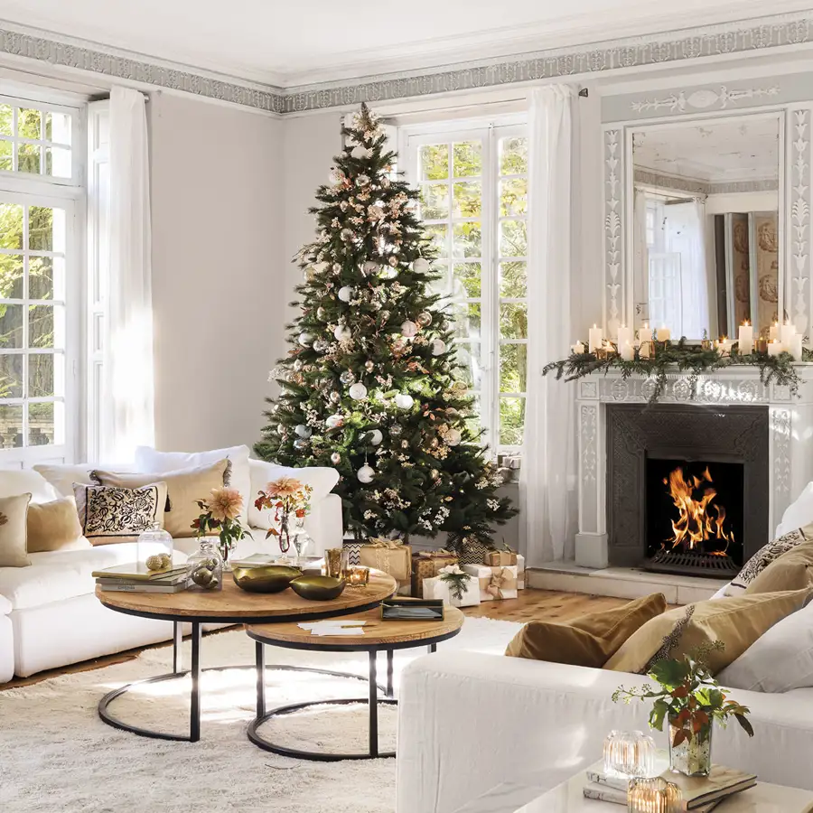 árbol de navidad clásico chimenea salón blanco