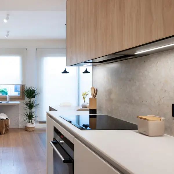 ANTES y DESPUÉS de una cocina pequeña: este piso de 65 m2 ahora tiene la cocina en el pasillo y ha quedado súper moderna 