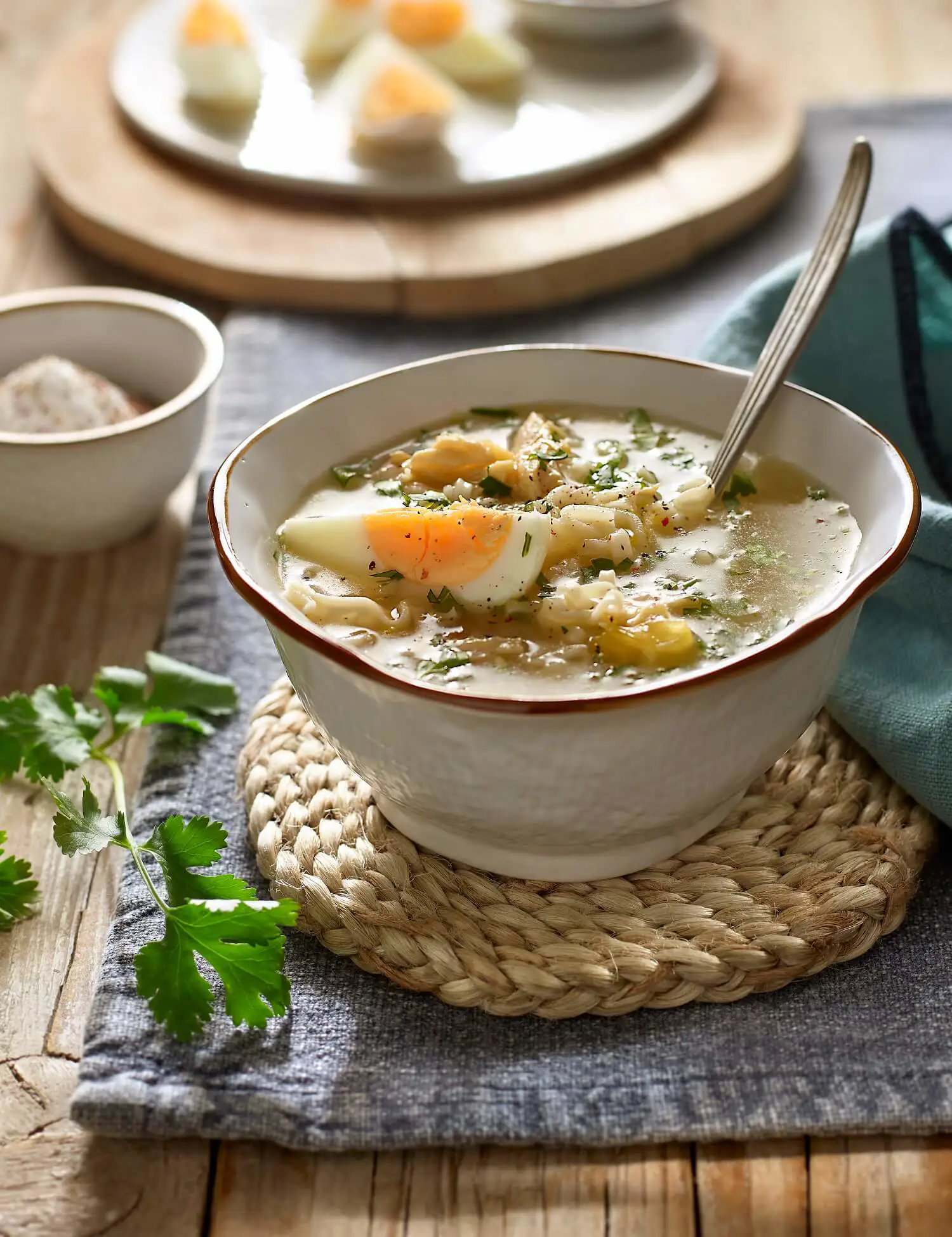 cenas con huevo sopa de pollo casera con fideos y huevo duro