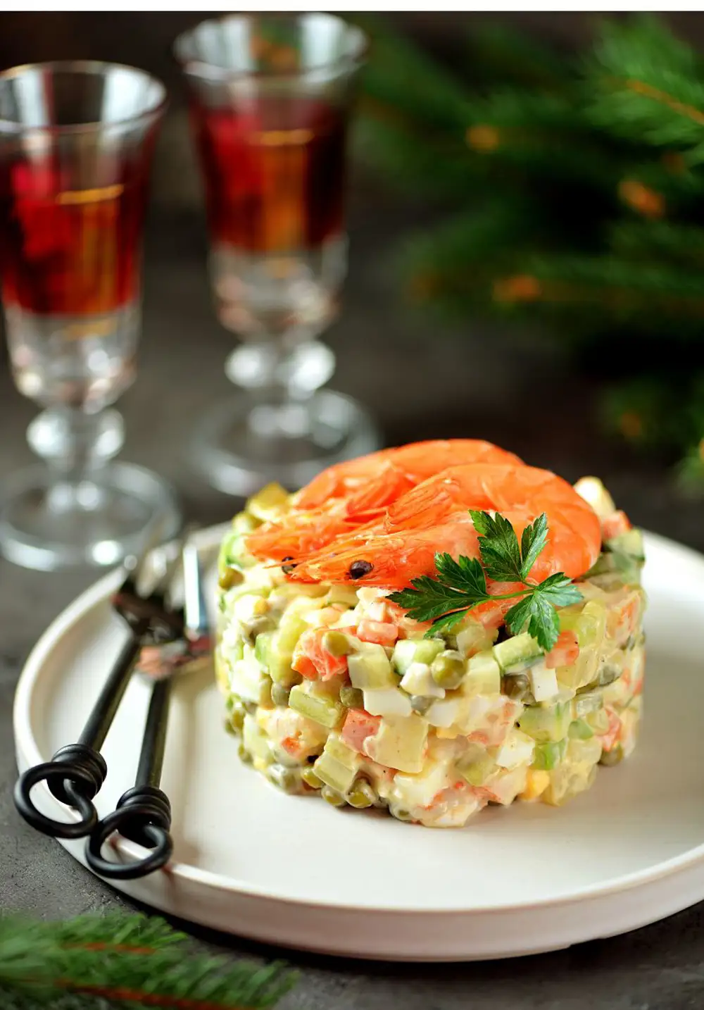 Ensaladilla con aguacate y langostinos