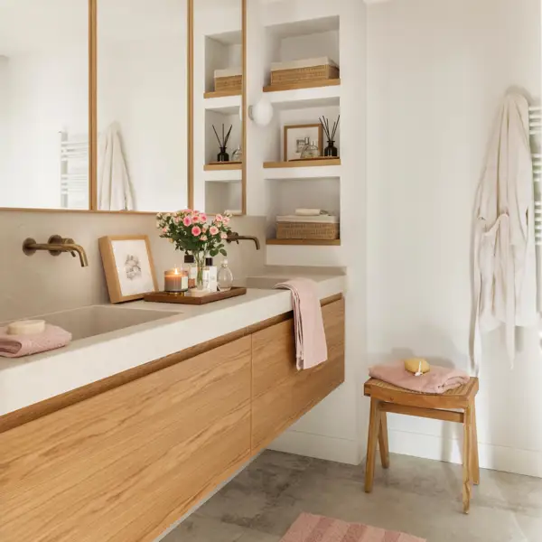 Baño con mueble volado de madera y espejo triple con marco de madera