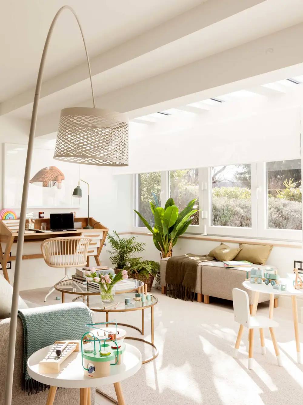 Small white living room with a sofa facing the window 00522743