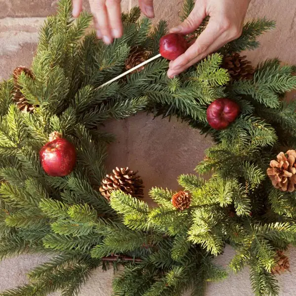 Cómo hacer una corona de Navidad, trucos de estilista para la mesa, lettering... y mucho más en los talleres de La Casa de Navidad de El Mueble