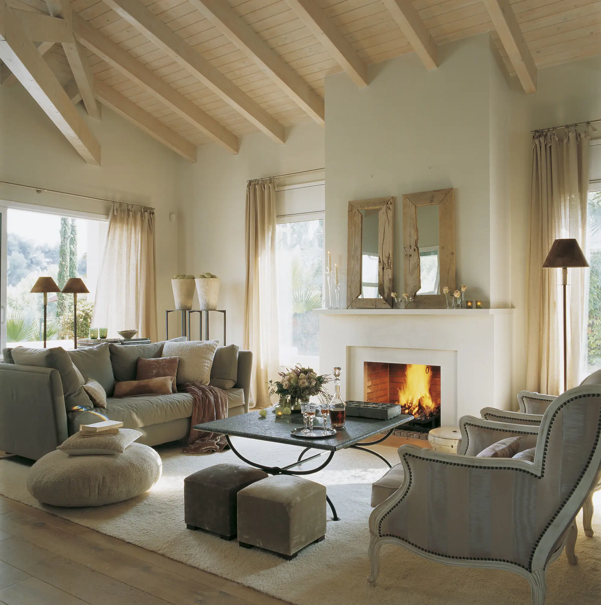 Salón con mesa de centro de hierro y chimenea