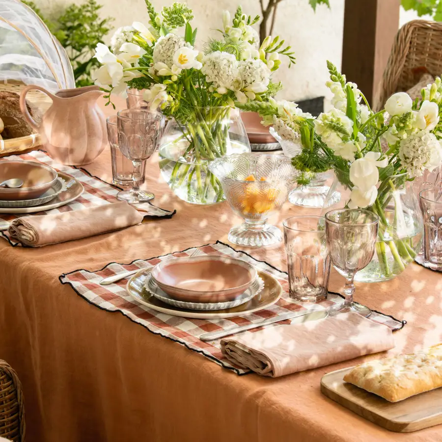 00561677 Mesa de comedor puesta con mantel tonos tierra