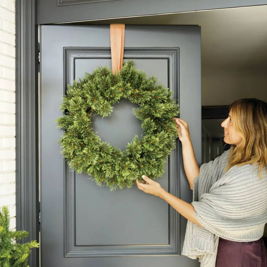 Corona de Navidad en la puerta de entrada