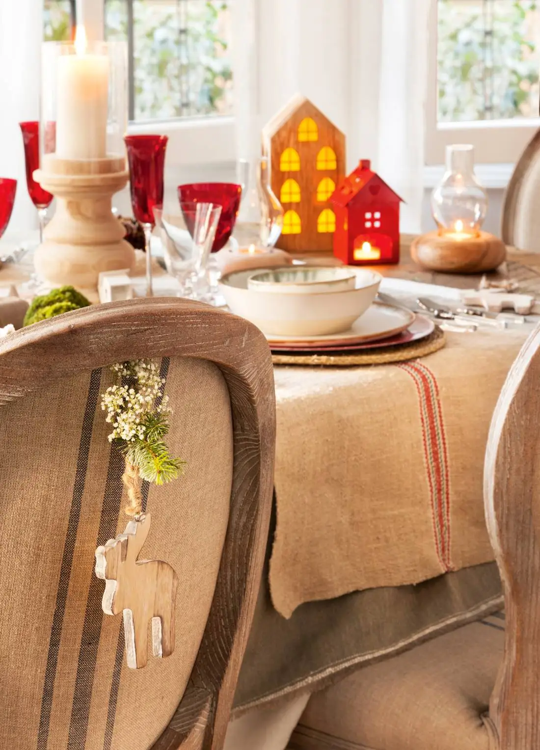 La mesa con mantel y accesorios rojos