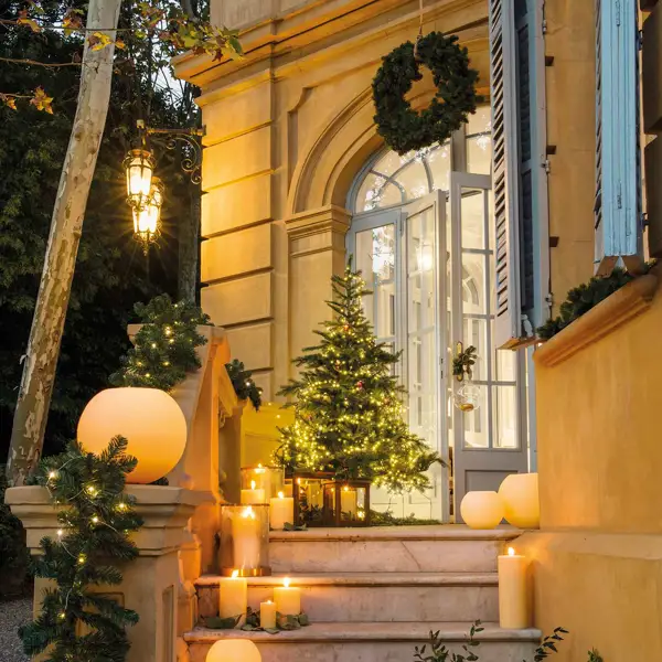 Así será la impresionante entrada de La Casa de Navidad de El Mueble: un bosque de árboles con luces, el recibidor más majestuoso y muchas ideas con encanto