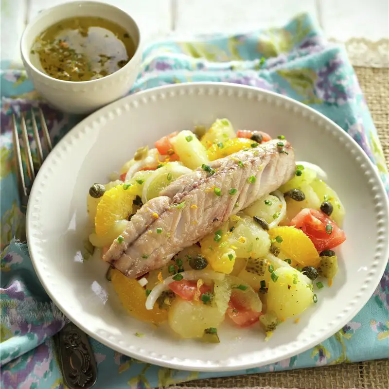 Caballa a la plancha con ensalada de patata