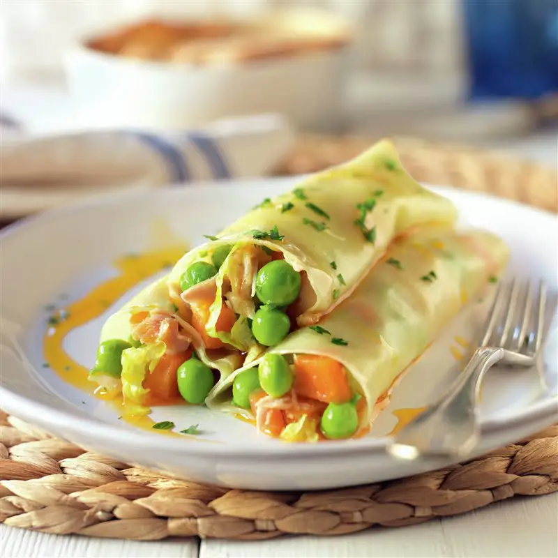 Canelones fríos con atún en escabeche y guisantes