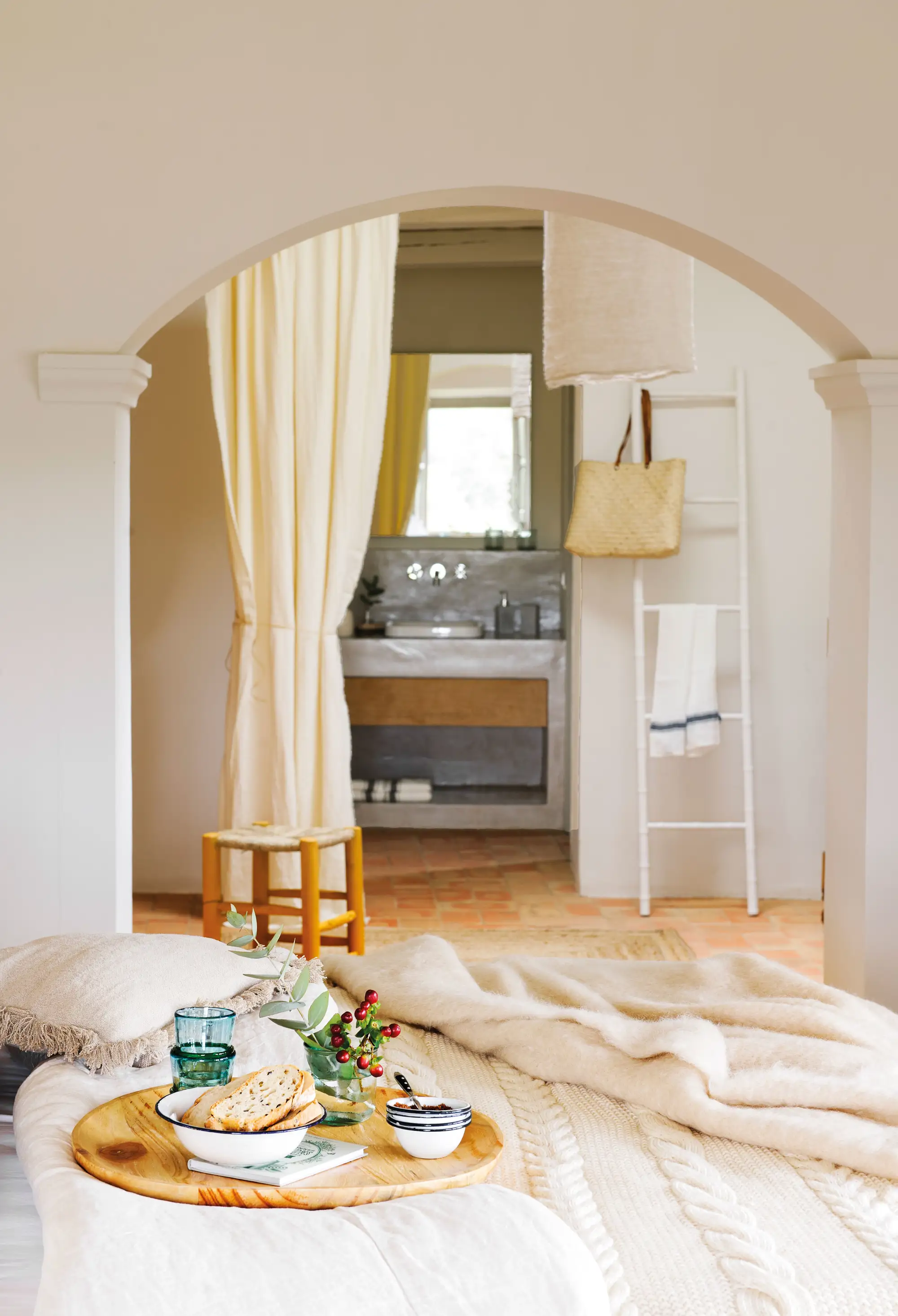 Dormitorio con baño en suite separados por una cortina