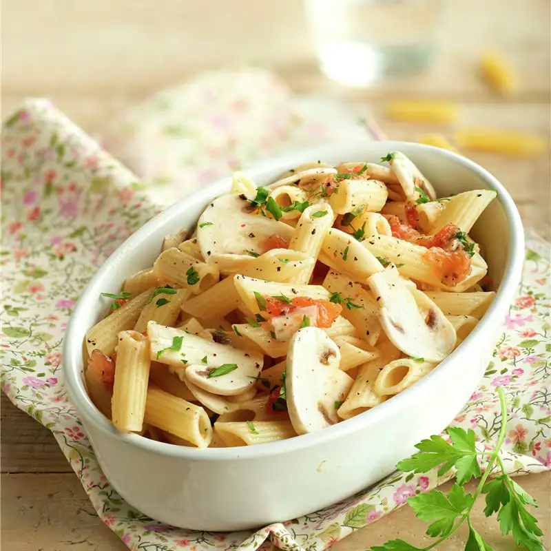 Ensalada tibia de pasta con champiñones marinados