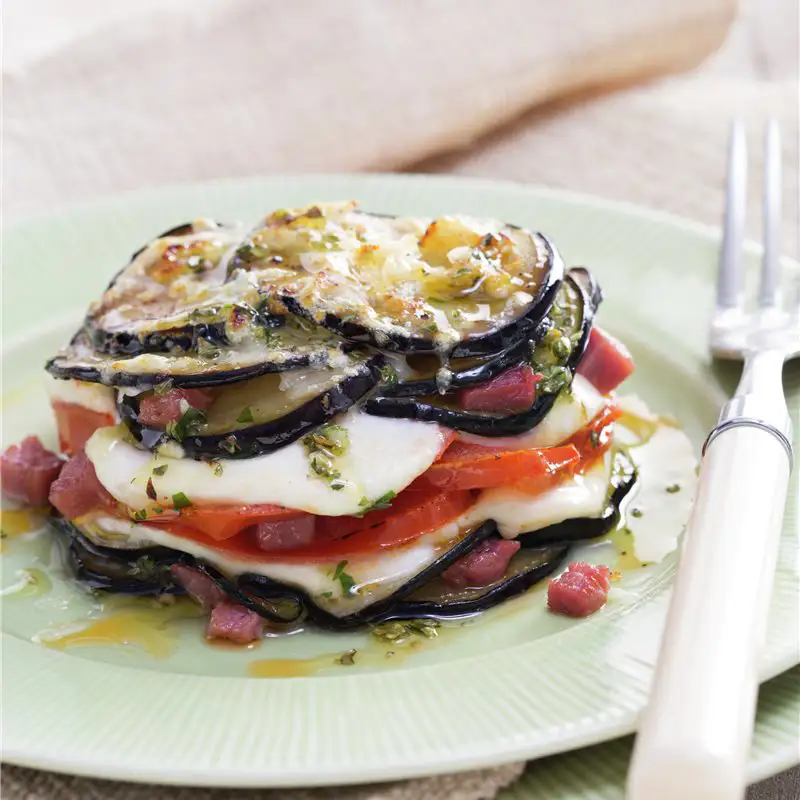 Milhojas de berenjena, tomate y mozzarella