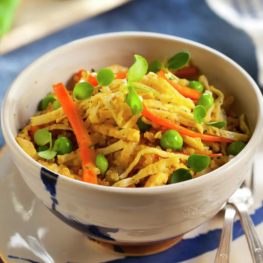 Quinoa salteada con verduras, tiras de tortilla y pollo