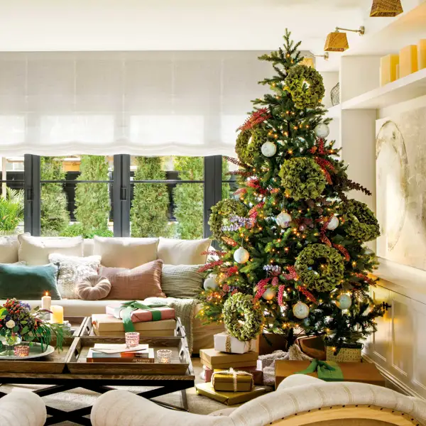 Salón con árbol de Navidad decorado con coronas