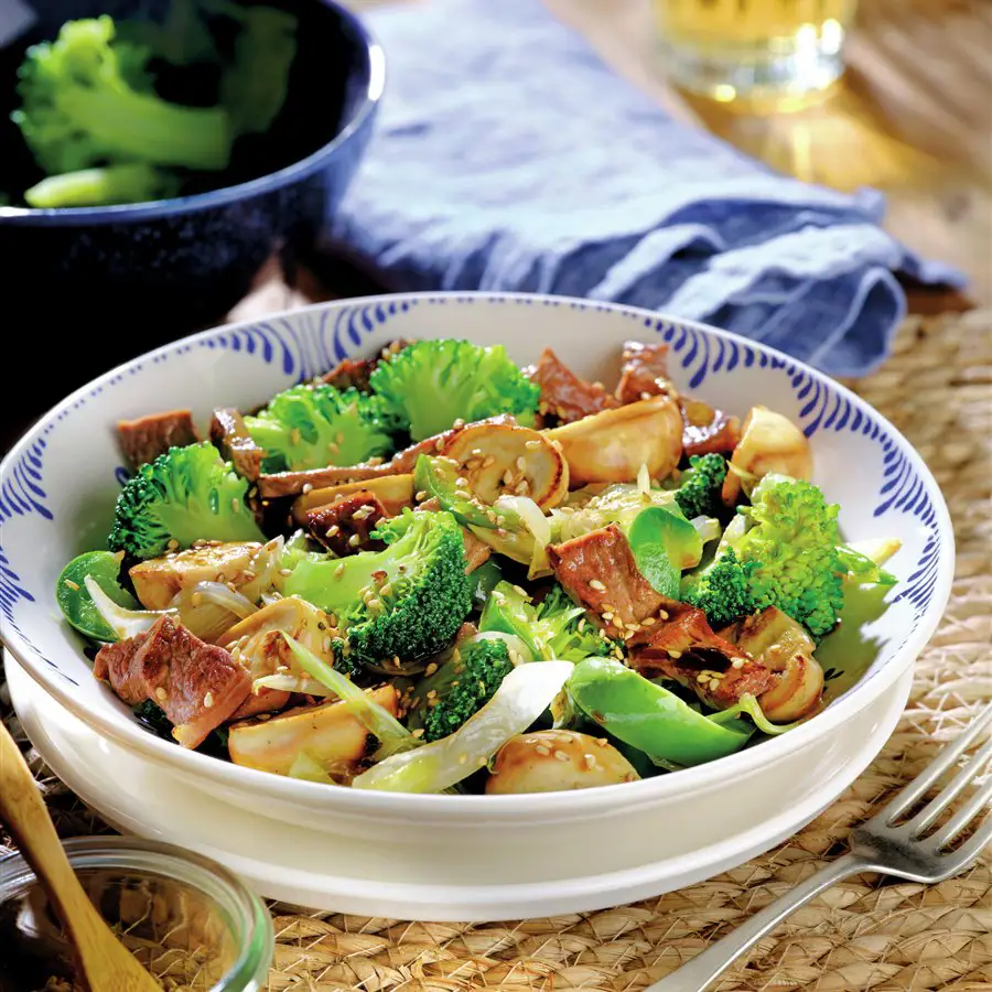 Ternera salteada con brócoli, champin~ones y pimiento