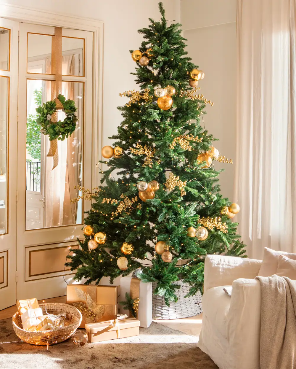 Un árbol de Navidad con decoración clásica de El Mueble