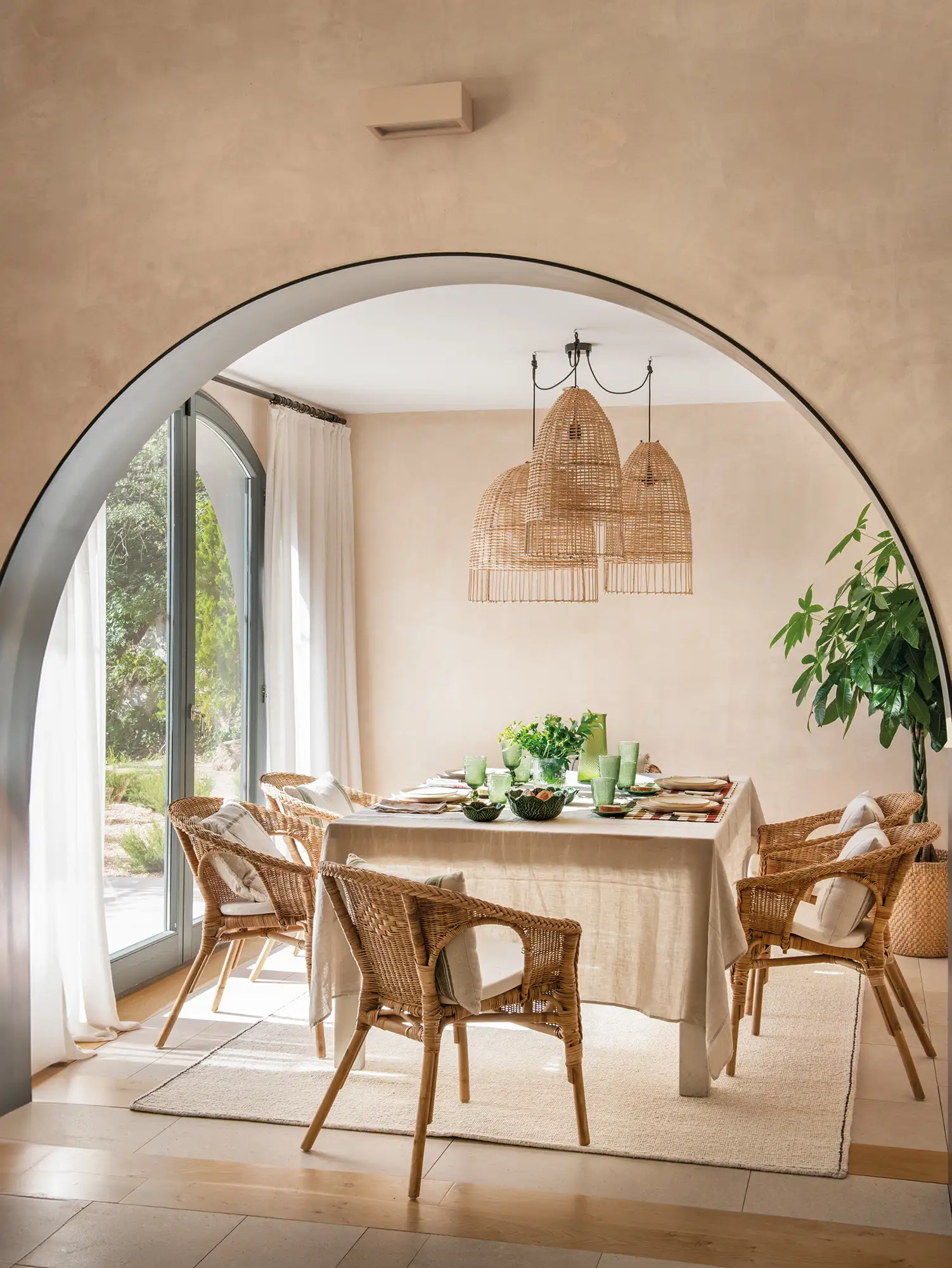 Comedor luminoso y rústico con sillas y lámparas de fibras naturales