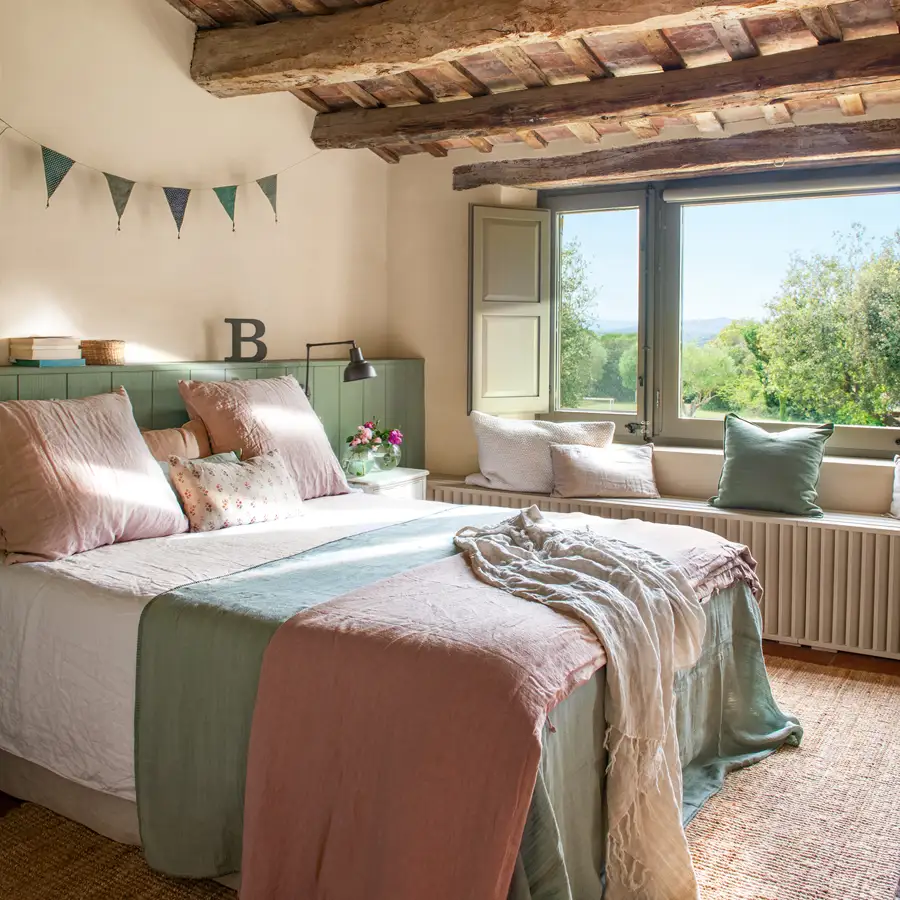 Dormitorio rústico infantil con banco bajo ventana, color verde y rosa