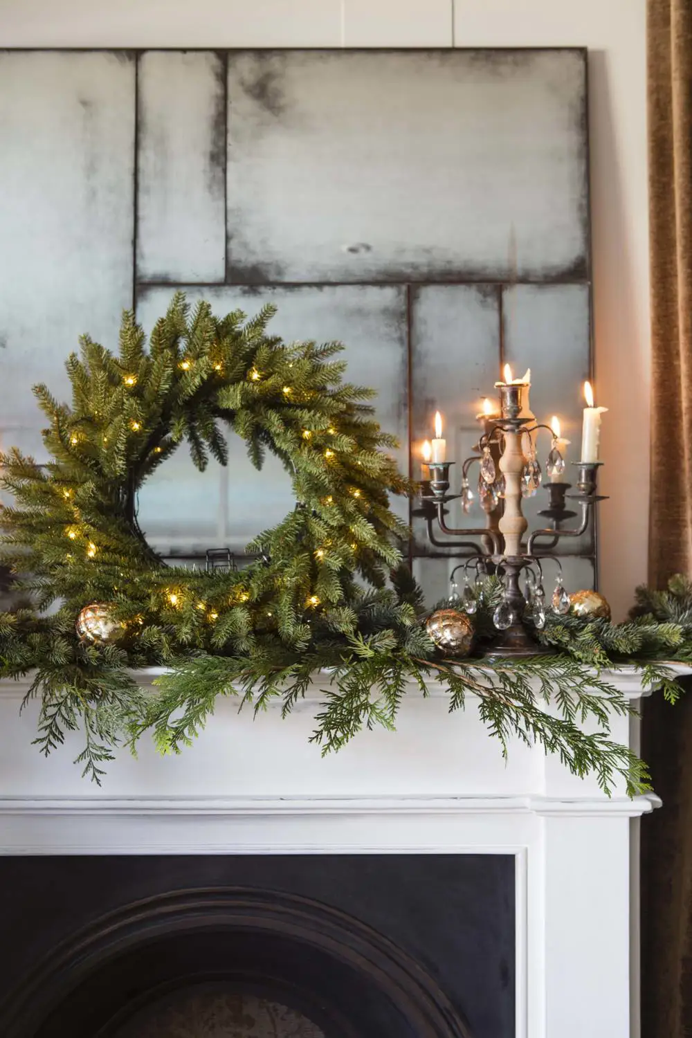 una corona de navidad en una chimenea de una casa el mueble 492a3fd4 221213124555