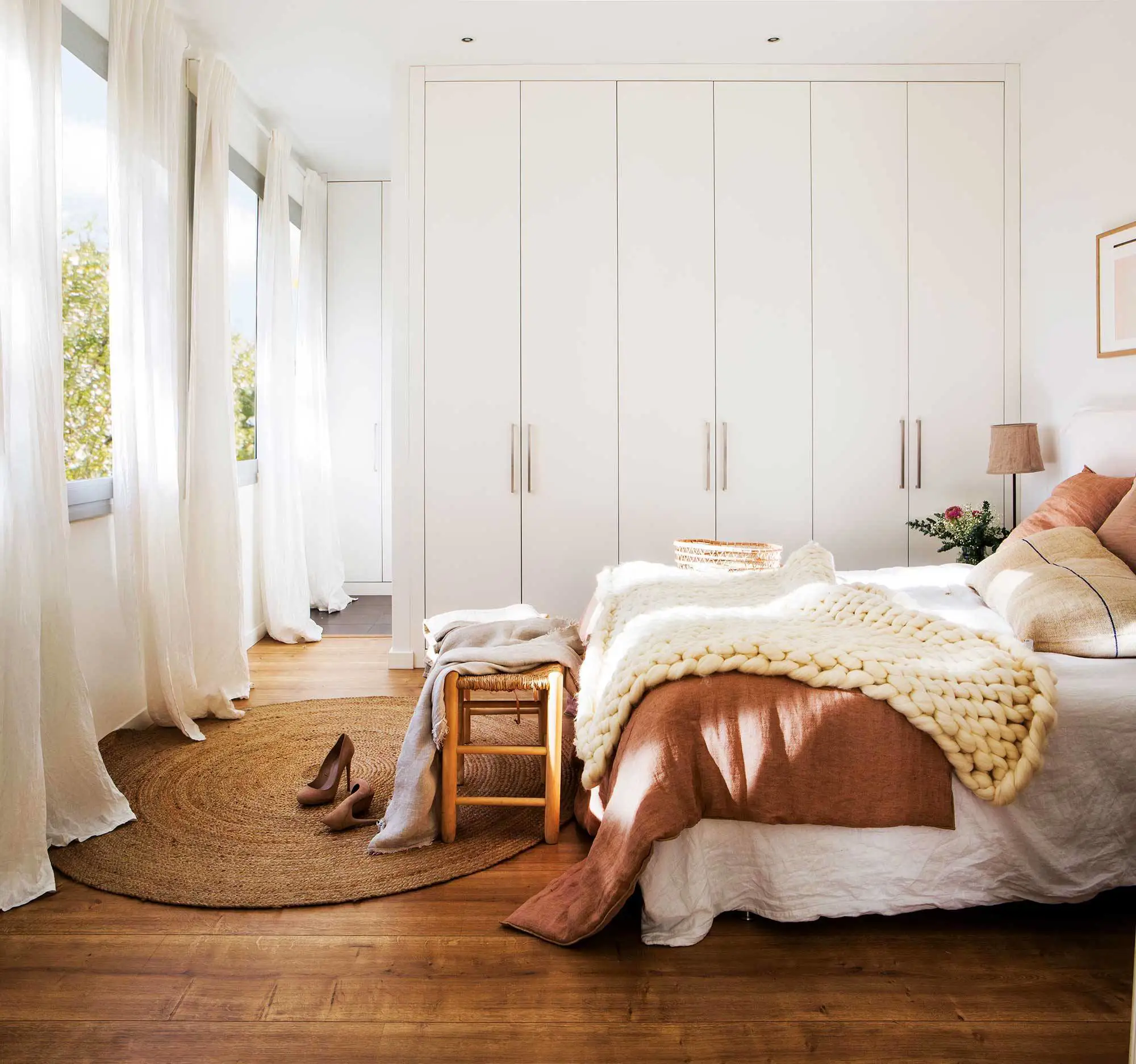 Dormitorio con un gran armario y detrás el baño