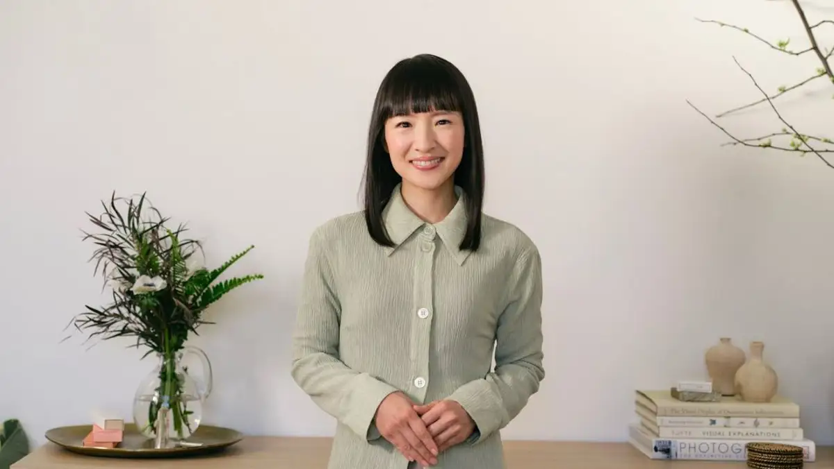 Cómo doblar una chaqueta o abrigo de pluma: el método japonés de Marie Kondo para ganar espacio en tu armario