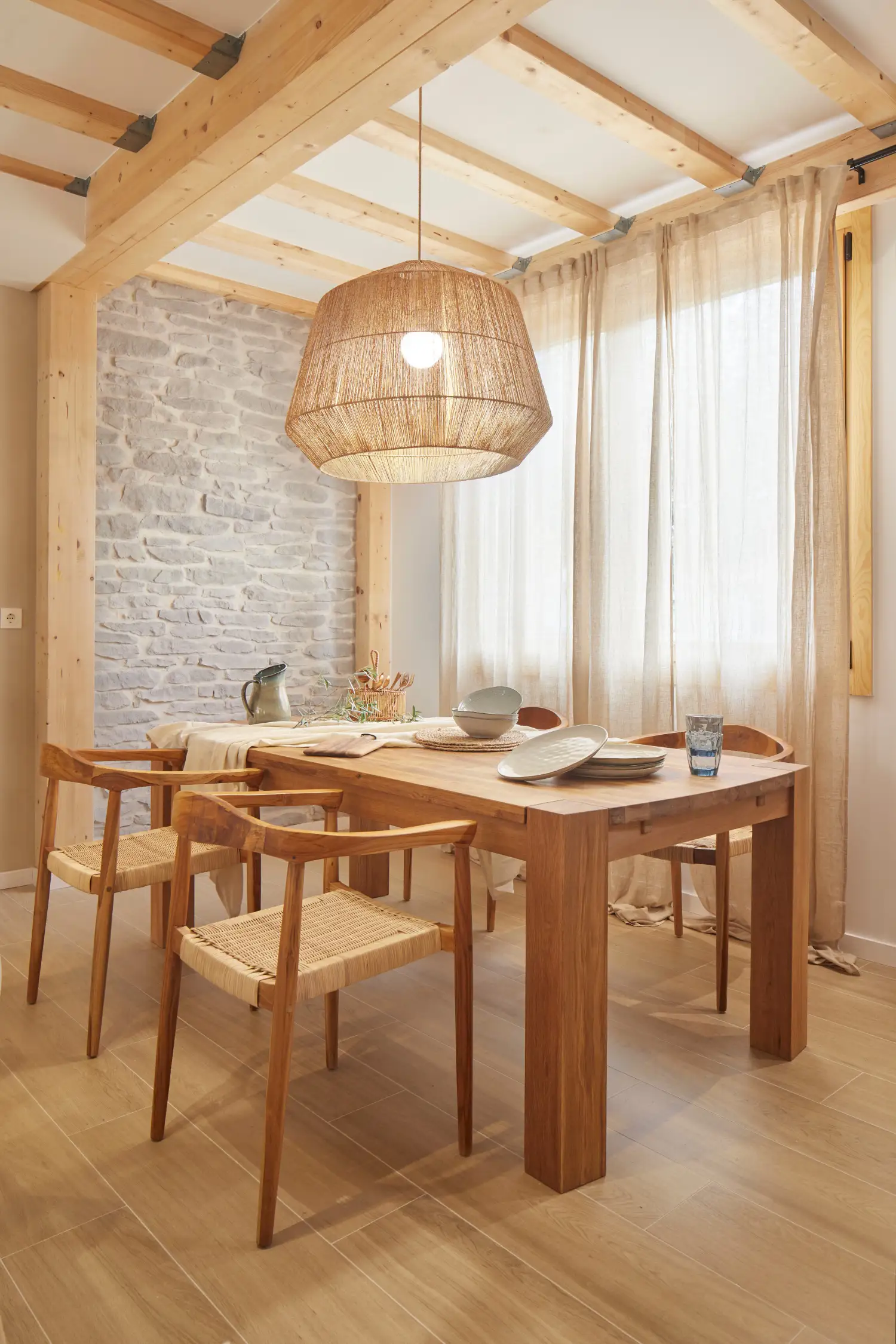 Un comedor envuelto de madera y piedra