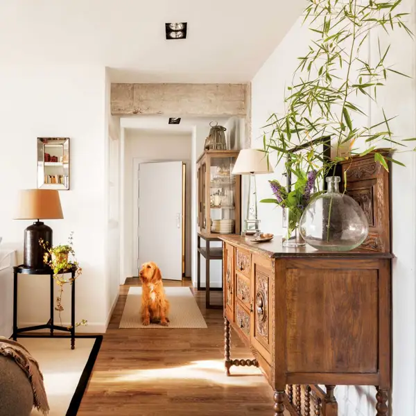 Salón con suelo de madera y aparador antiguo