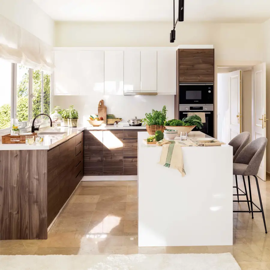 cocina en l con isla y muebles en blanco y madera oscura 428fdc95 00557285 230906130756