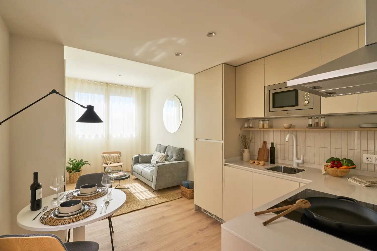 Salón y cocina comparten un espacio en tonos neutros
