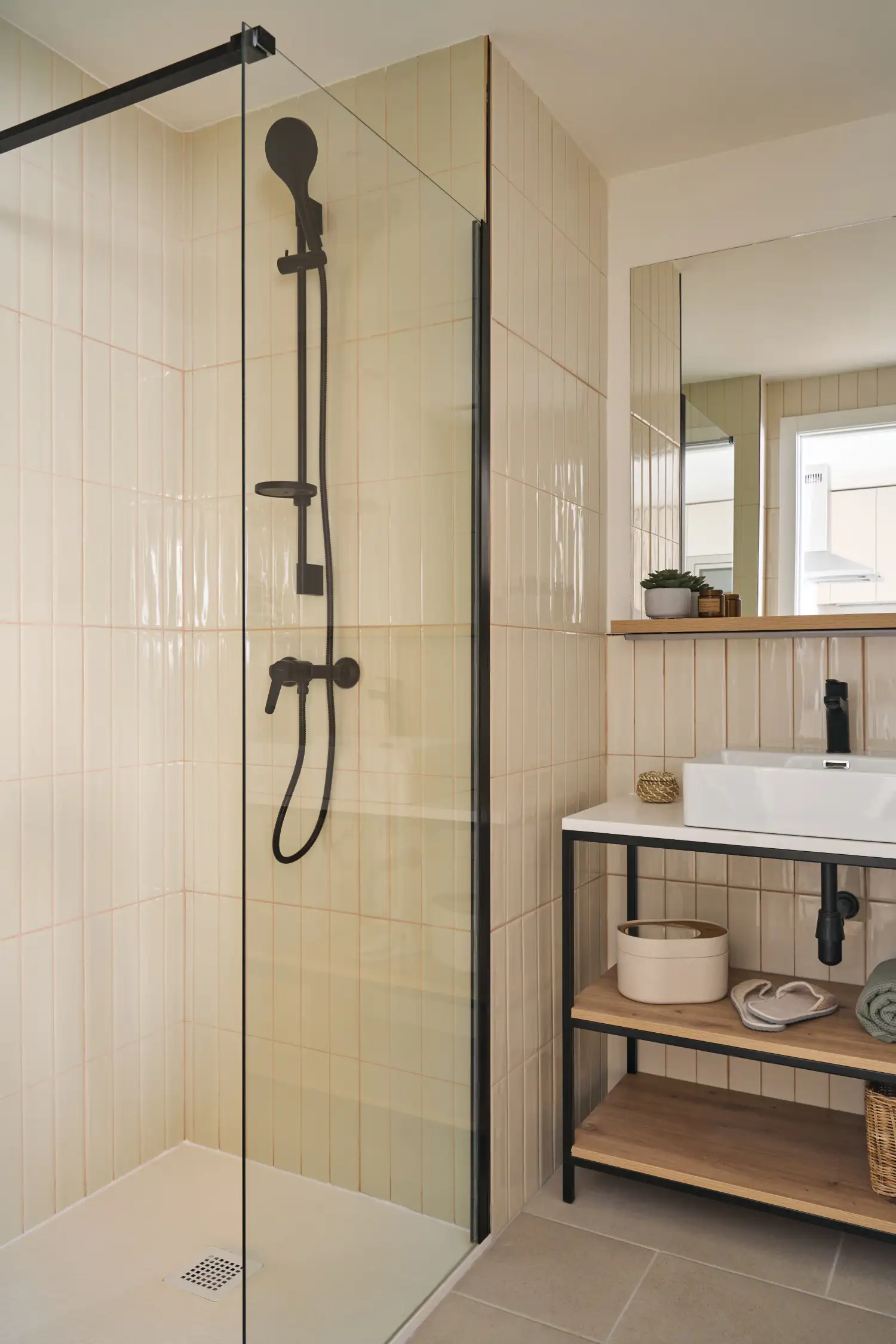 Un baño moderno y cálido con aires mid century
