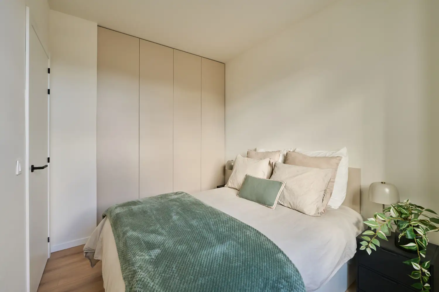 Un dormitorio con toques de color para dar dinamismo