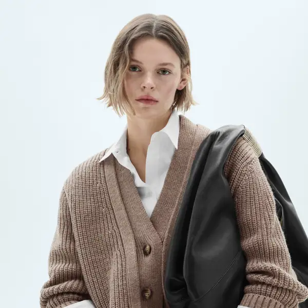 Acaba de llegar a Zara la chaquetita larga de punto en el color de moda de 2025: calentita, elegante y favorecedora