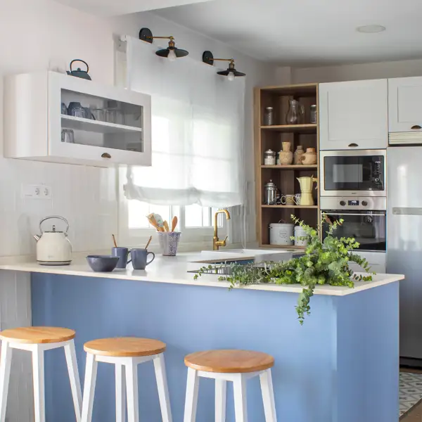 Una cocina pequeña (de 13 m2) de estilo campestre en color azul: con zona office y un pequeño comedor con una perfecta distribuición // CON PLANO