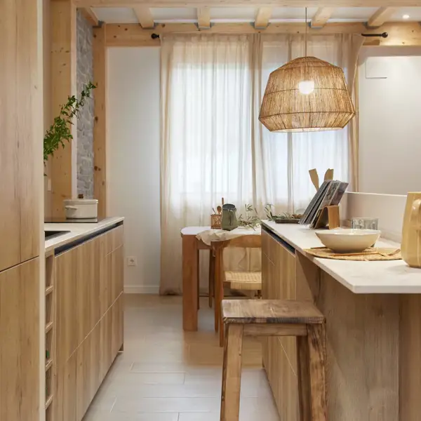 Una casita pequeña con encanto rústico y moderno: cocina abierta, madera y MUCHAS ideas para aprovechar el espacio