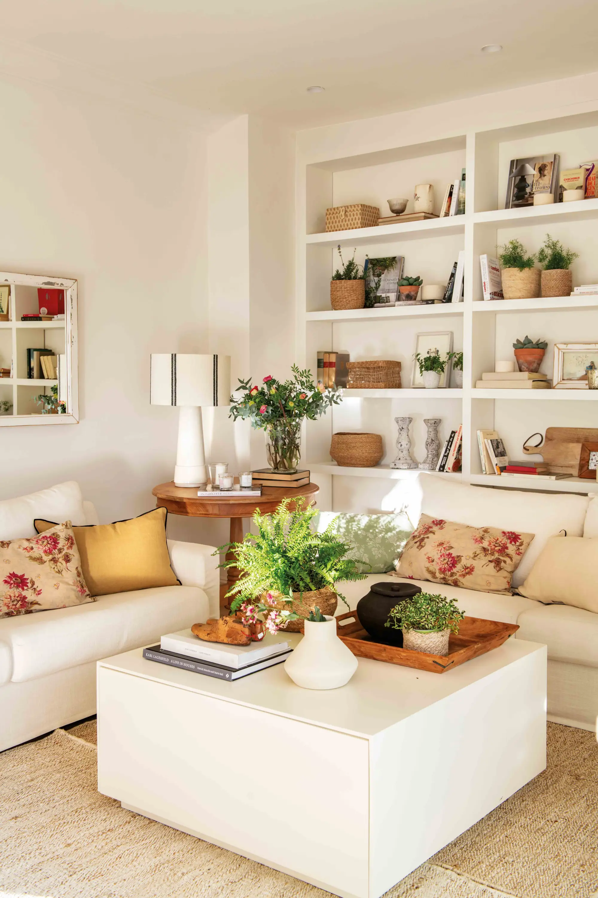 Salón pequeño en blanco con librería a medida