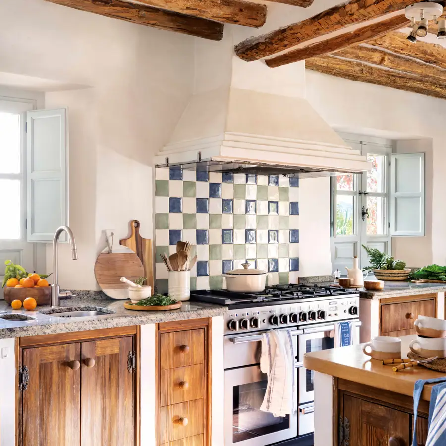 Cocina de madera con salpicadero de azulejos