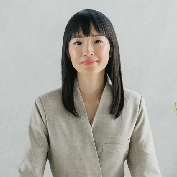 Antes y después: Marie Kondo transforma este armario caótico en uno bien ordenado en un plis plas