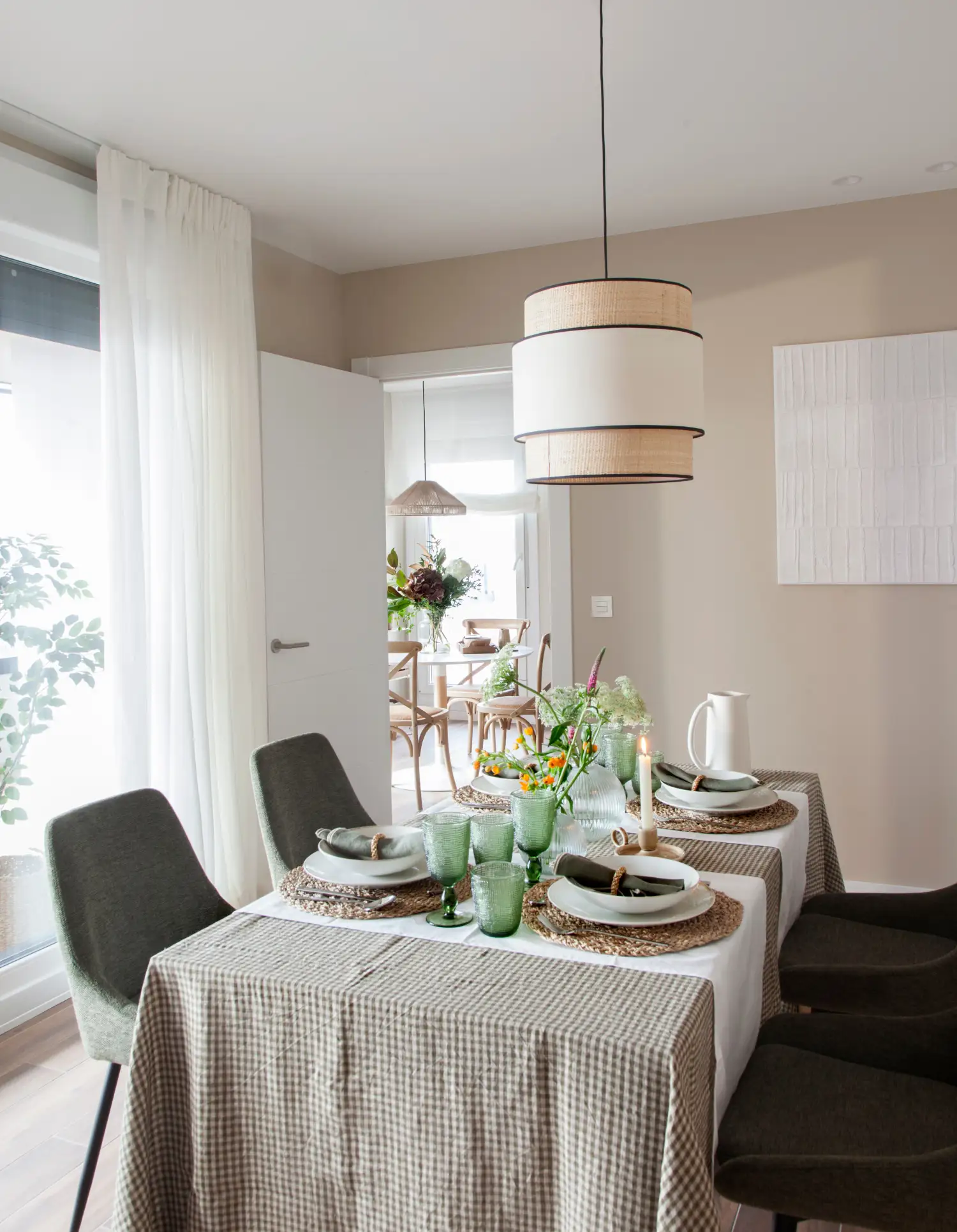 Una mesa de comedor amplia que comunica con la cocina