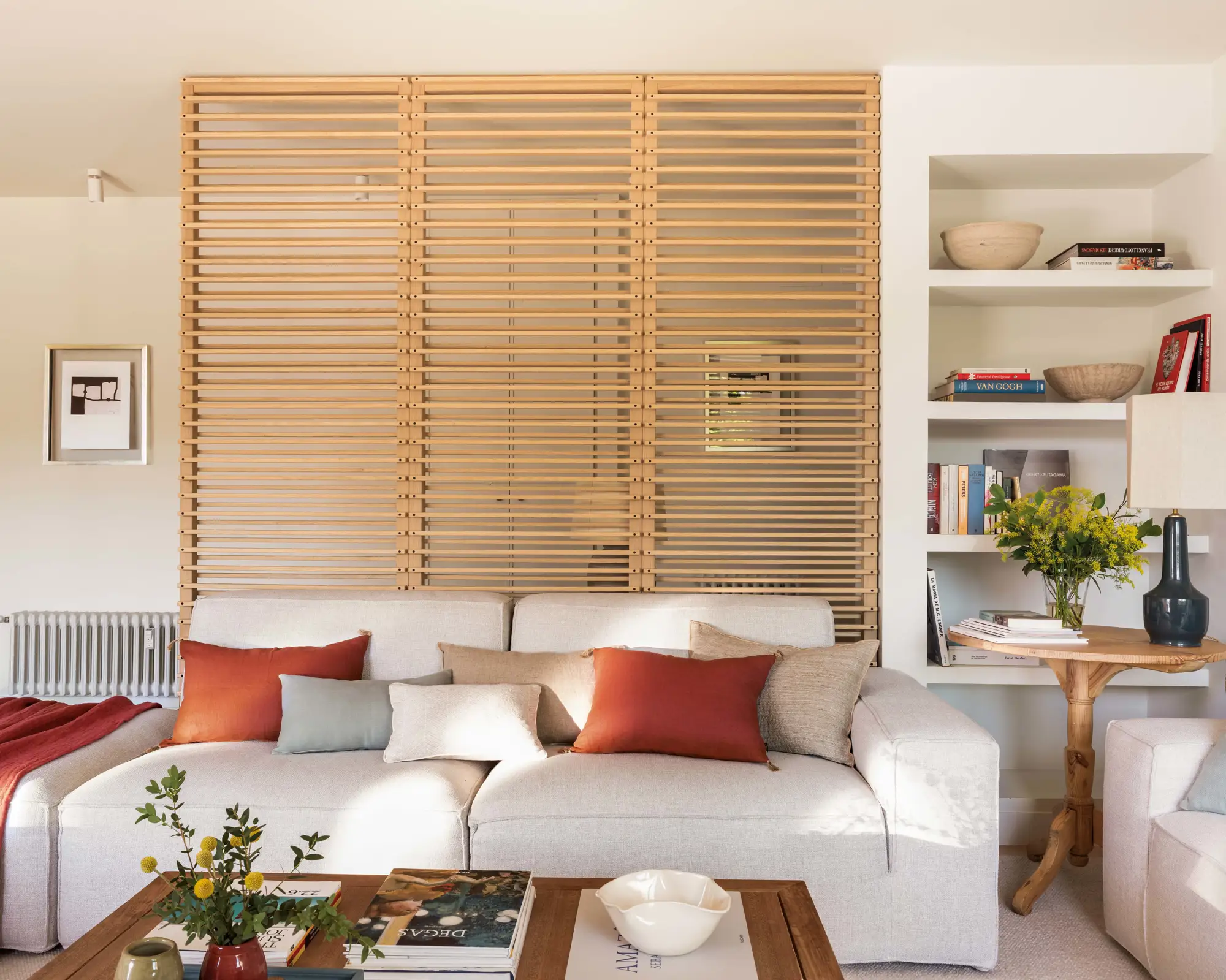 Salón con listones de madera que lo separan del recibidor