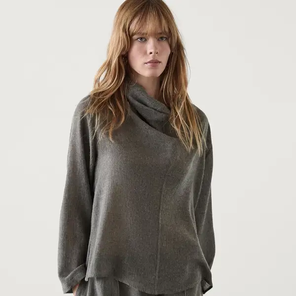 Acaba de llegar a Massimo Dutti el jersey de invierno más bonito y cómodo: tiene un detalle que estiliza y es muy elegante