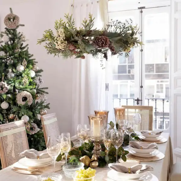 El mantel navideño que no es rojo ni verde y es perfecto para las comidas familiares (por menos de 20€)