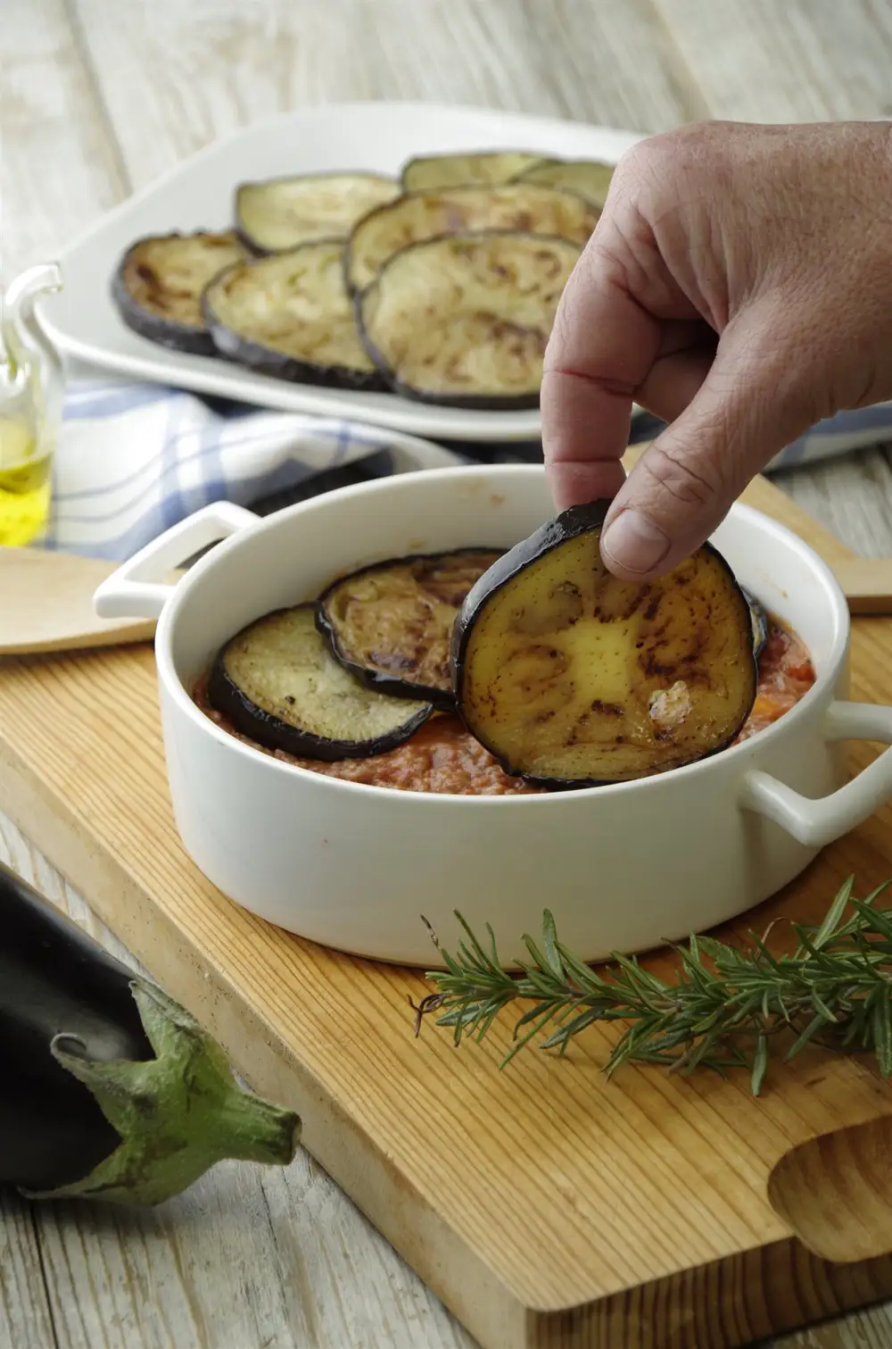 paso a paso para realizar moussaka de carne y berenjena gratinada colocar las rodajas de berenjena ya salteadas