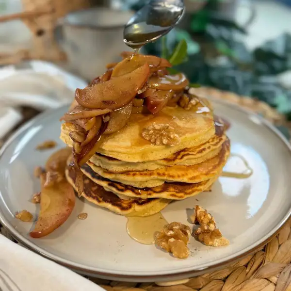 ¿Tienes 1 manzana, 1 yogur y 5 minutos? Todo lo que necesitas para esta receta de tortitas dulces y muy fáciles de preparar