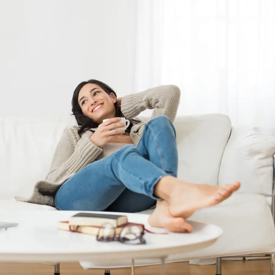 Chica en casa con café.